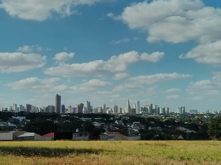 Vista de Maringá com edifícios e céu parcialmente encoberto; fotografia de contexto, sem representação do Hospital Santa Rita