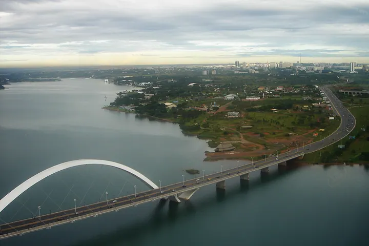 Vista de Brasília, lago e Ponte JK; fotografia de contexto, sem representação do Hospital Santa Lúcia
