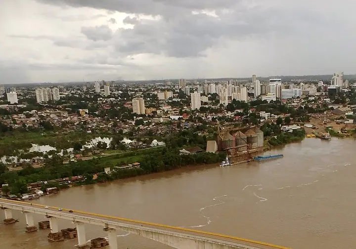 Vista urbana de Porto Velho junto ao rio Madeira; fotografia de contexto, sem representação da SES-RO ou de hospital