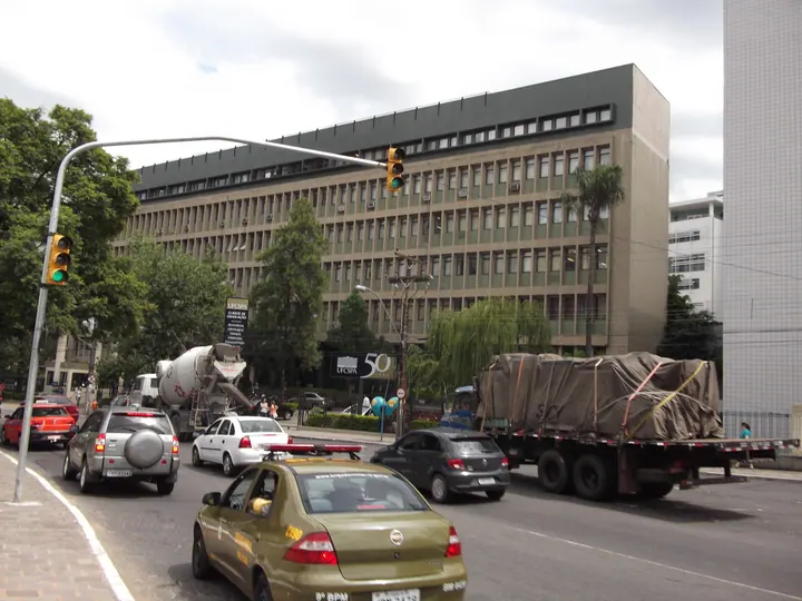 Fachada da UFCSPA com identificação dos 50 anos da universidade e via urbana à frente