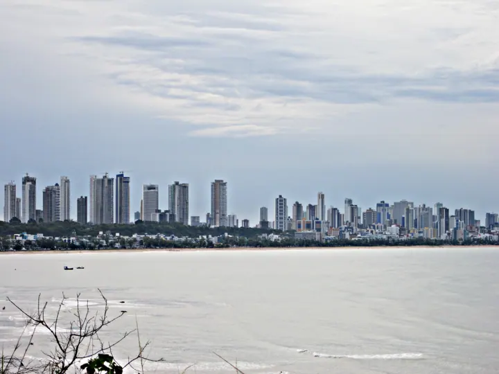 Panorama de edifícios em João Pessoa; fotografia de contexto, sem representação da Unimed ou de hospital