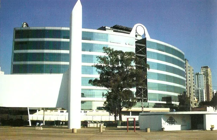 Fachada curva envidraçada do Campus Memorial da UNINOVE, vista da rua na Barra Funda