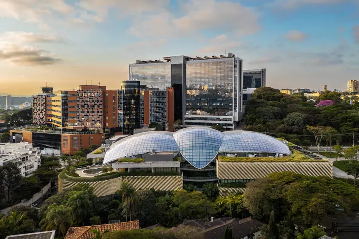 Vista aérea do Complexo Morumbi do Einstein Hospital Israelita, cercado por árvores e edifícios em São Paulo