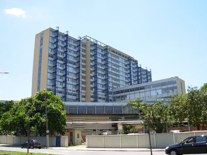 Hospital do Servidor Público Estadual visto da Avenida Ibirapuera em registro de 2008