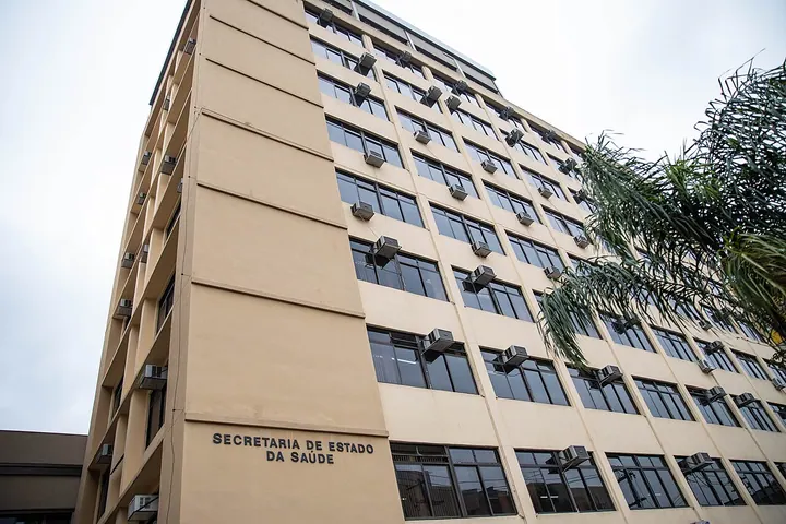 Prédio da Secretaria de Estado da Saúde de São Paulo, fotografado de baixo, com o nome da instituição na fachada.