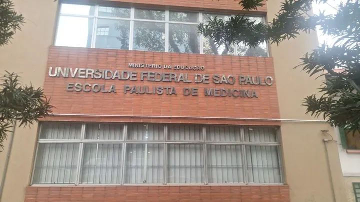 Fachada de tijolos e janelas com letreiro da Universidade Federal de São Paulo e da Escola Paulista de Medicina