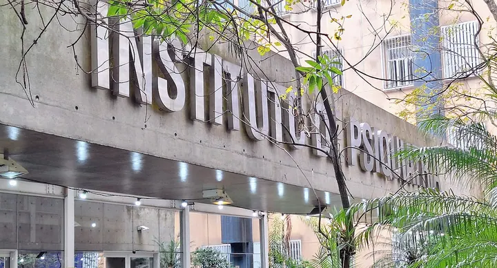 Entrada do Instituto de Psiquiatria do Hospital das Clínicas da Faculdade de Medicina da USP, com letreiro na fachada e vegetação